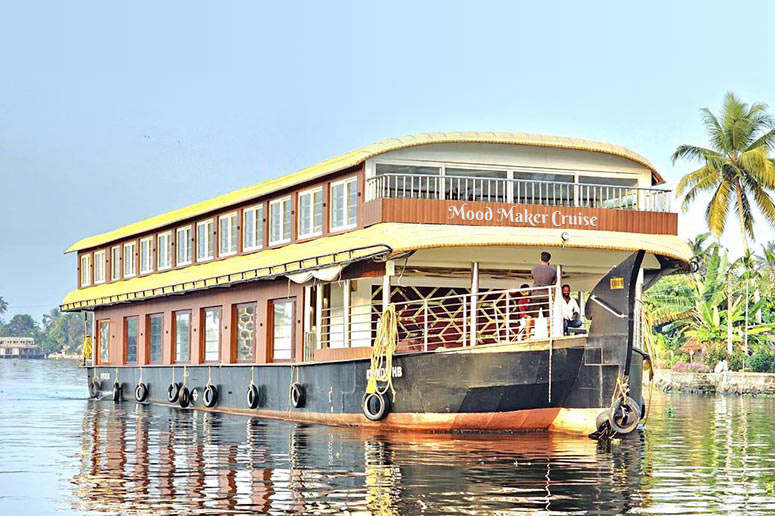 Eight Bedroom Luxury Houseboats