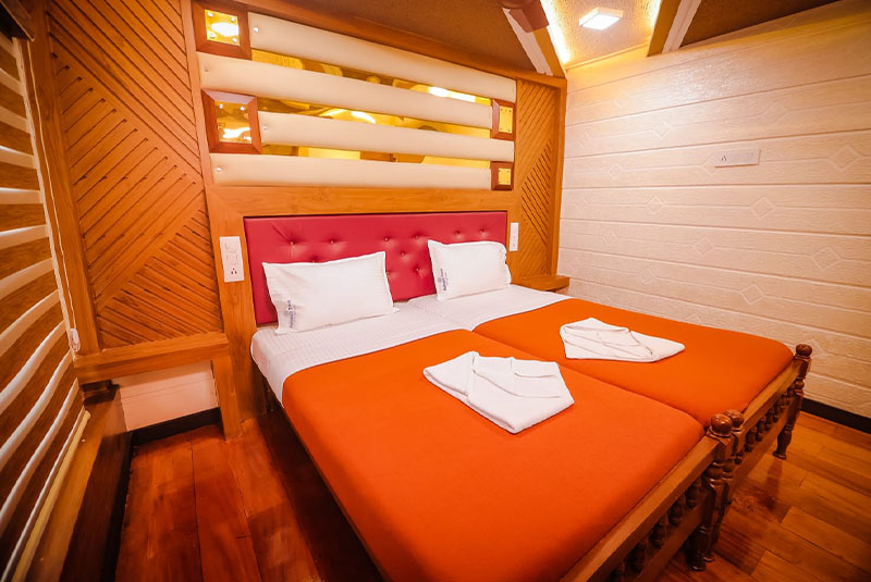 3 bedroom premium houseboat