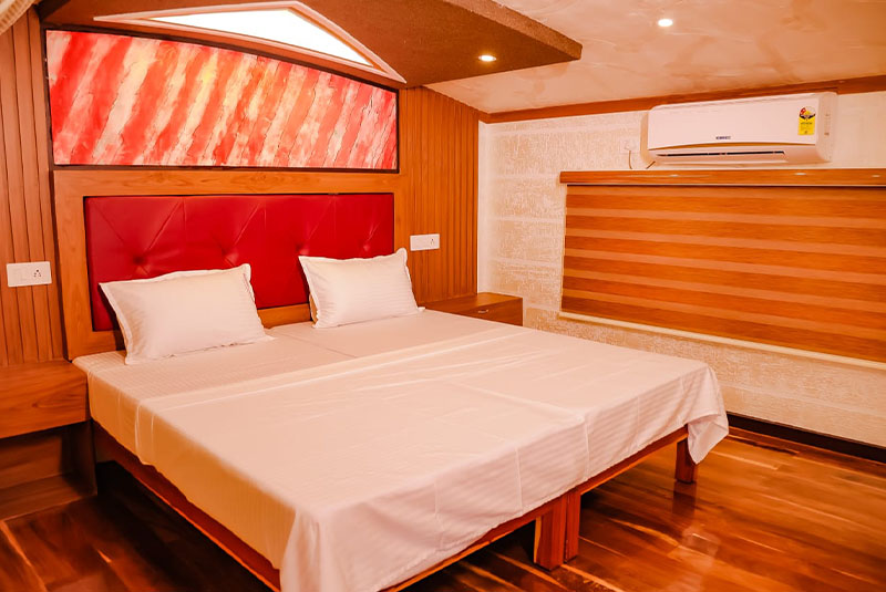 3 bedroom premium houseboat