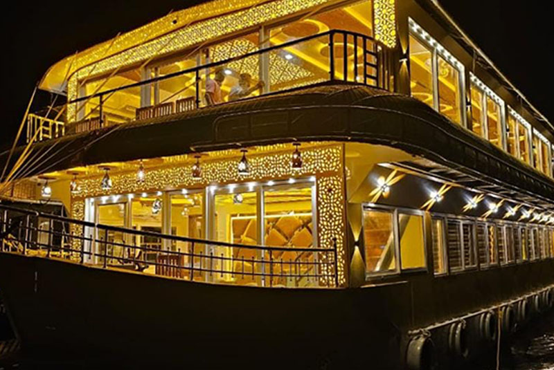 7 bedroom premium houseboat